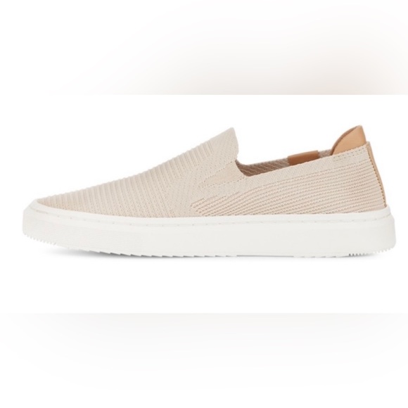 Ugg Women's Alameda Sammy - Sea Salt
(NWT
Size 9.5 - Picture 2 of 5